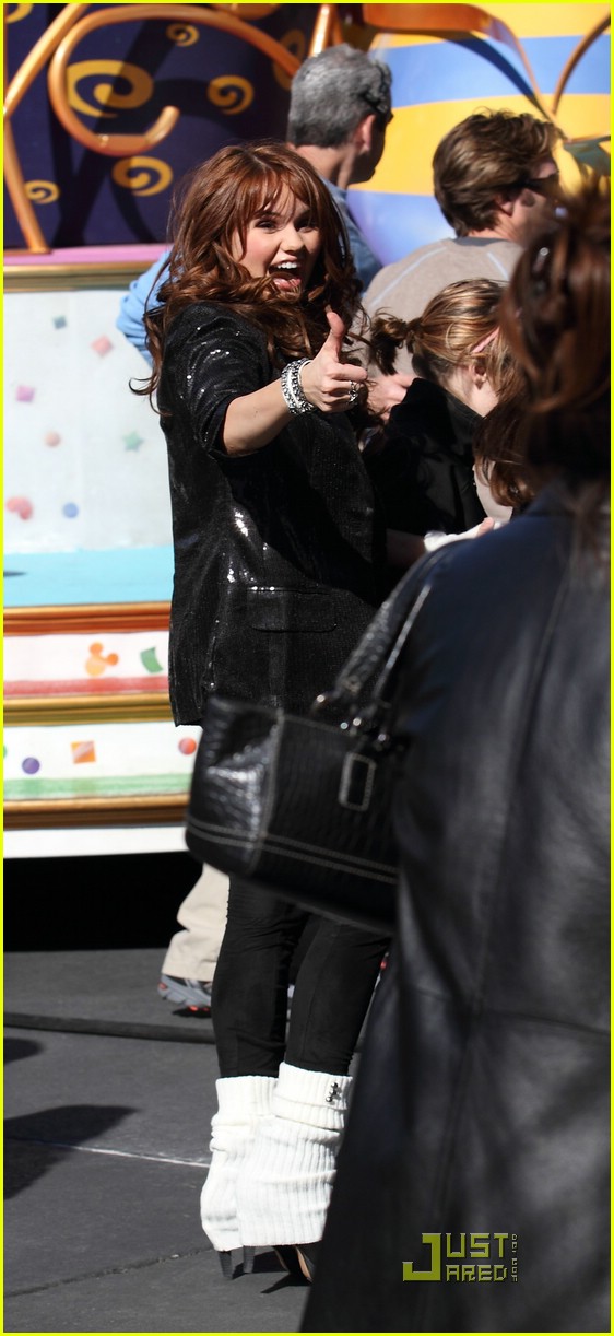 Debby Ryan: Christmas Day Parade Performer!