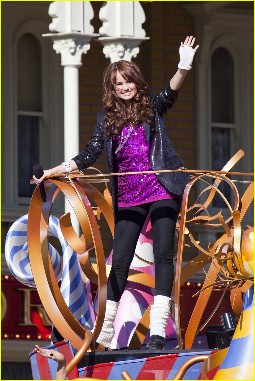 Debby Ryan: More 'Christmas Parade' Pics!