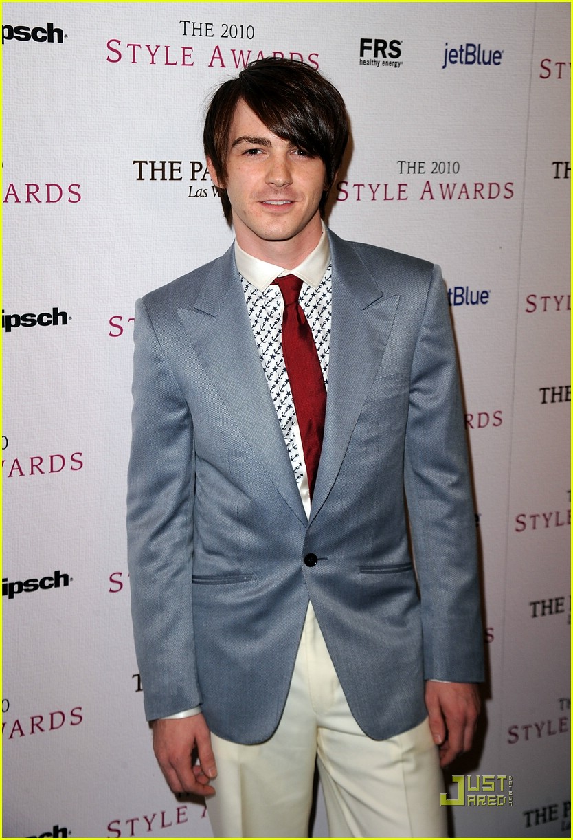 Drake Bell: Battle of the Brothers in Australia!