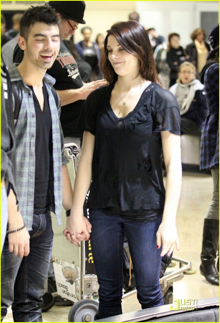 Ashley Greene & Joe Jonas: LAX Lovebirds