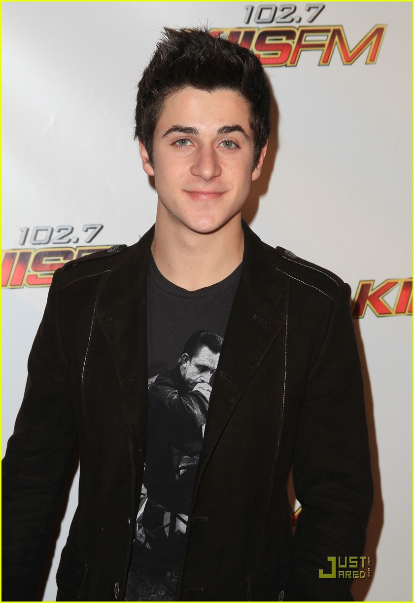 Jake T. Austin & David Henrie: Jingle Ball Buds