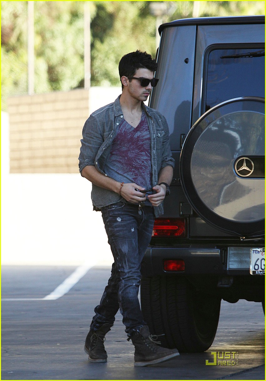 Joe Jonas: Pumps It Up; Test Drives An Audi