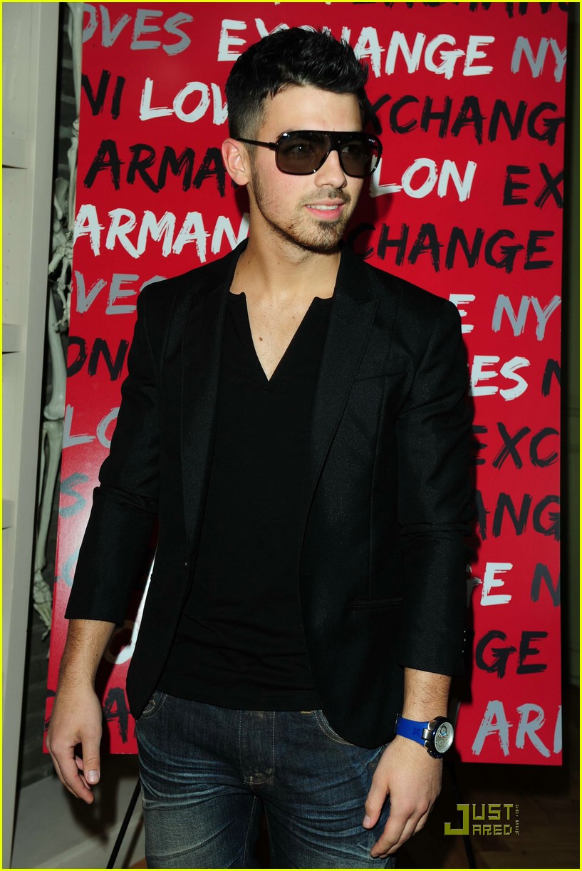 Joe Jonas & Sarah Hyland: Nylon Nightlife!