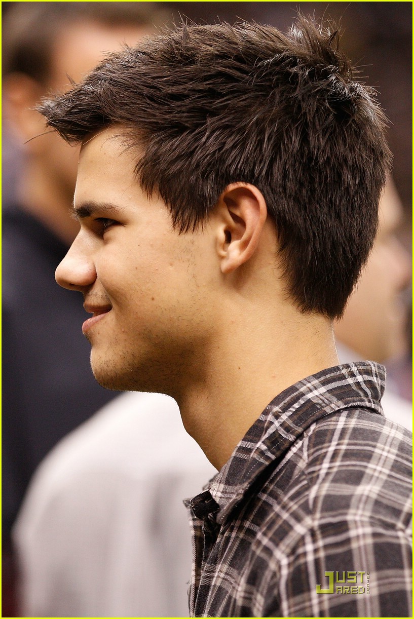 Taylor Lautner: Sunday with Saints!