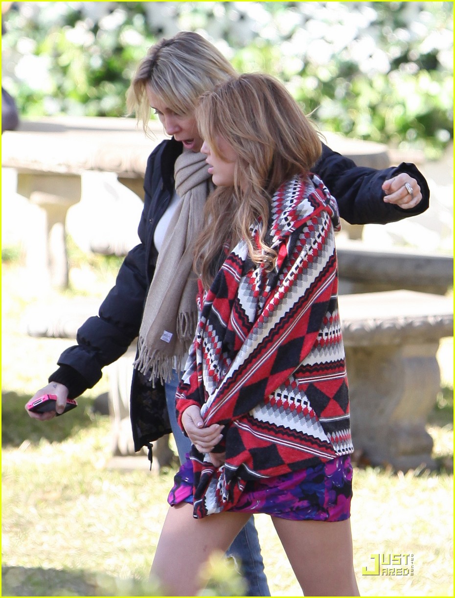 Miley Cyrus: 'So Undercover' Visit from Mom!