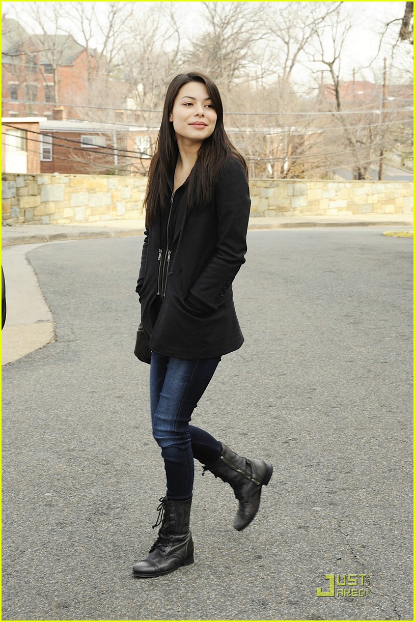 Miranda Cosgrove Celebrates Christmas in Washington