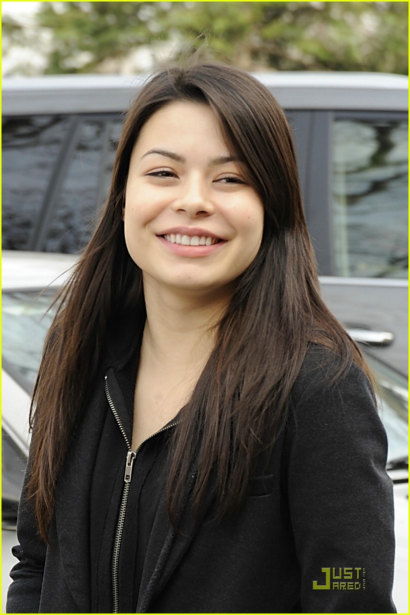Miranda Cosgrove Celebrates Christmas in Washington