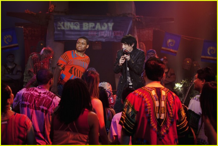 Mitchel Musso SINGS on Pair of Kings!