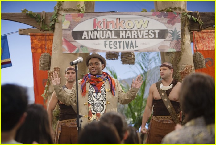 Mitchel Musso SINGS on Pair of Kings!