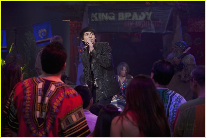 Mitchel Musso SINGS on Pair of Kings!