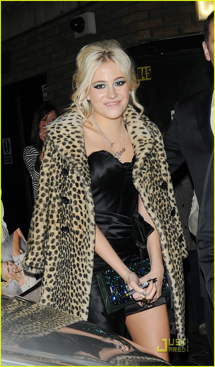 Pixie Lott: Fan Friendly at 'Fred' Premiere!