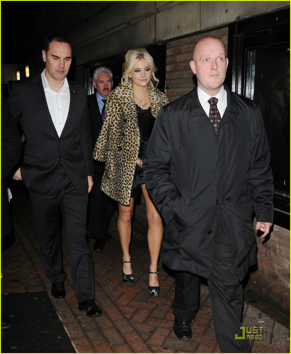 Pixie Lott: Fan Friendly at 'Fred' Premiere!