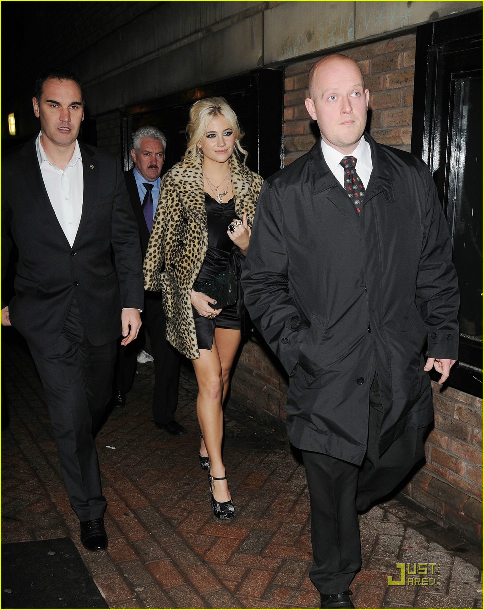 Pixie Lott: Fan Friendly at 'Fred' Premiere!