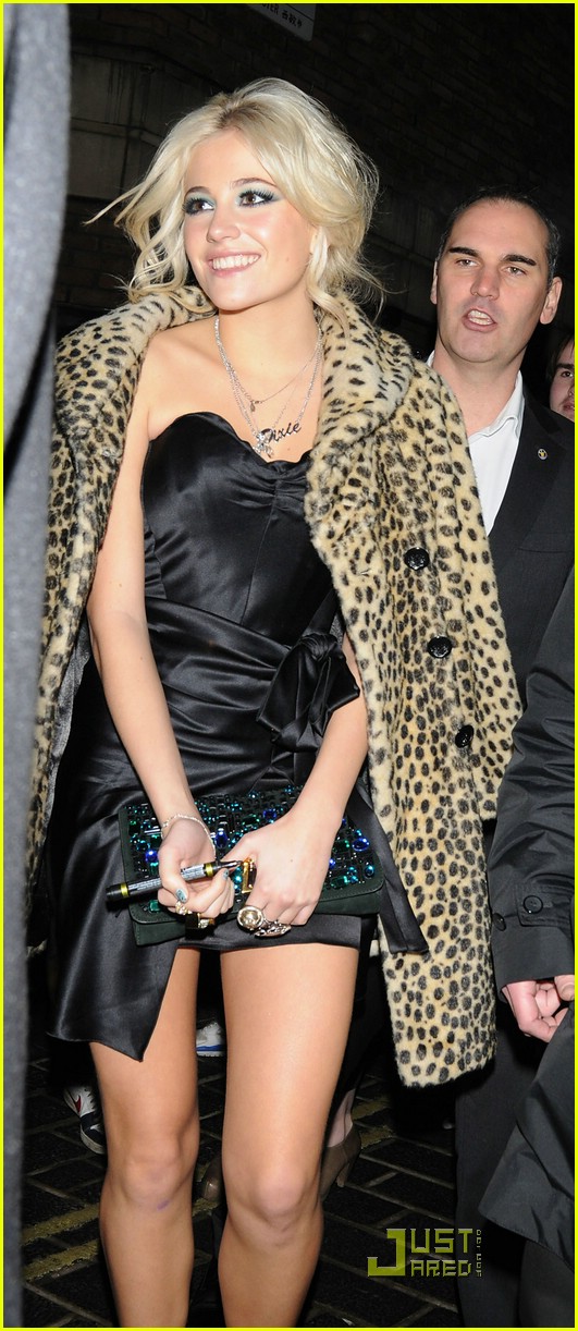 Pixie Lott: Fan Friendly at 'Fred' Premiere!