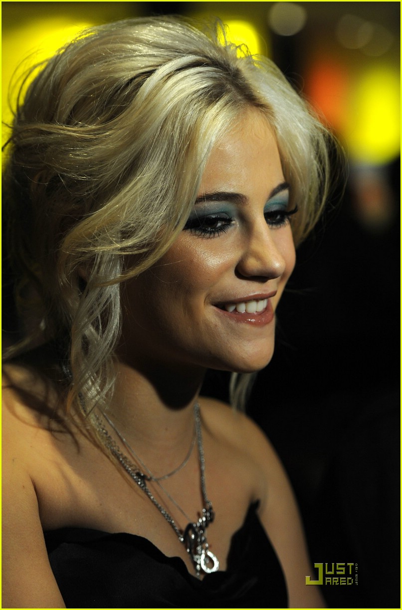 Pixie Lott: 'Fred' London Premiere!
