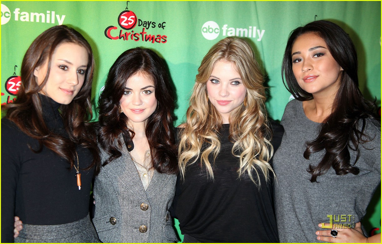 Pretty Little Liars: Rockefeller Center Ice Skaters!