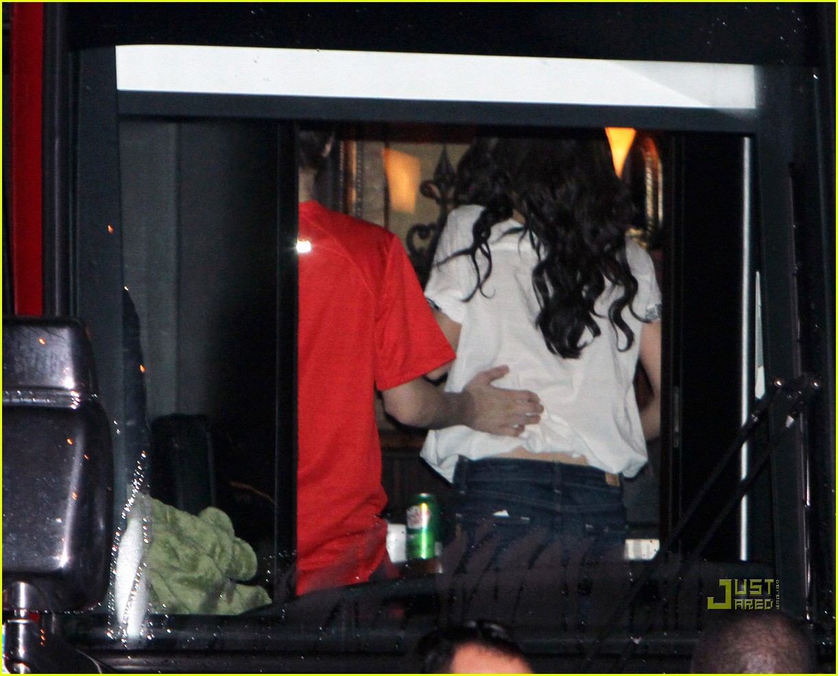Selena Gomez Boards Justin Bieber's Tour Bus