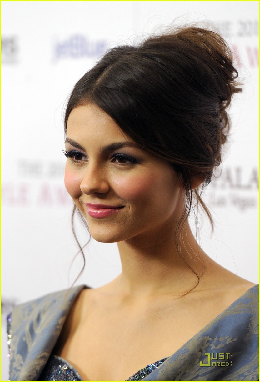 Victoria Justice: 2010 Hollywood Style Awards!