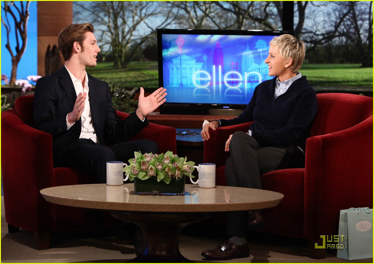 Alex Pettyfer: Dianna Agron Has 'Classic Movie Star Elegance'