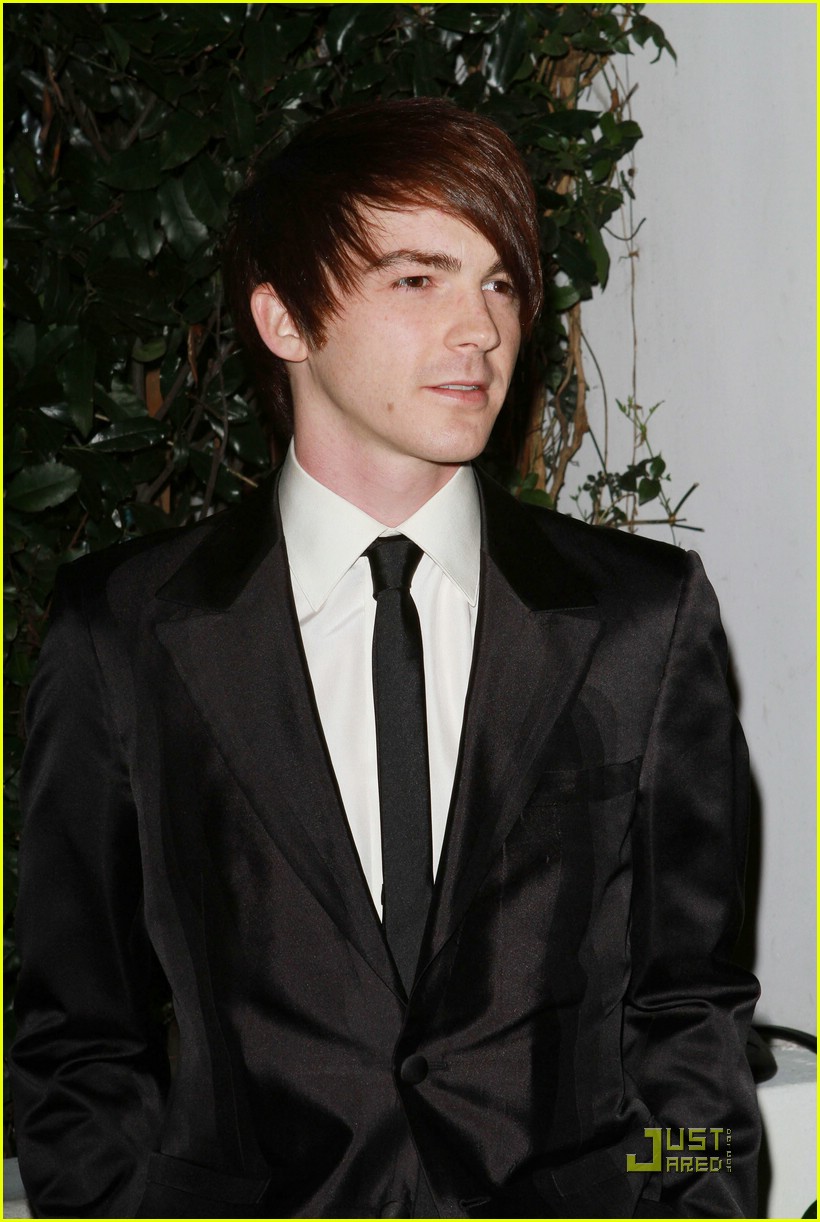 Drake Bell Kicks Off Golden Globe Week