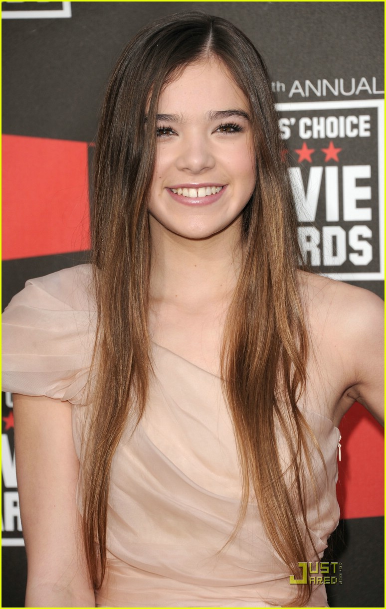 Hailee Steinfeld Wins Critic's Choice Award!