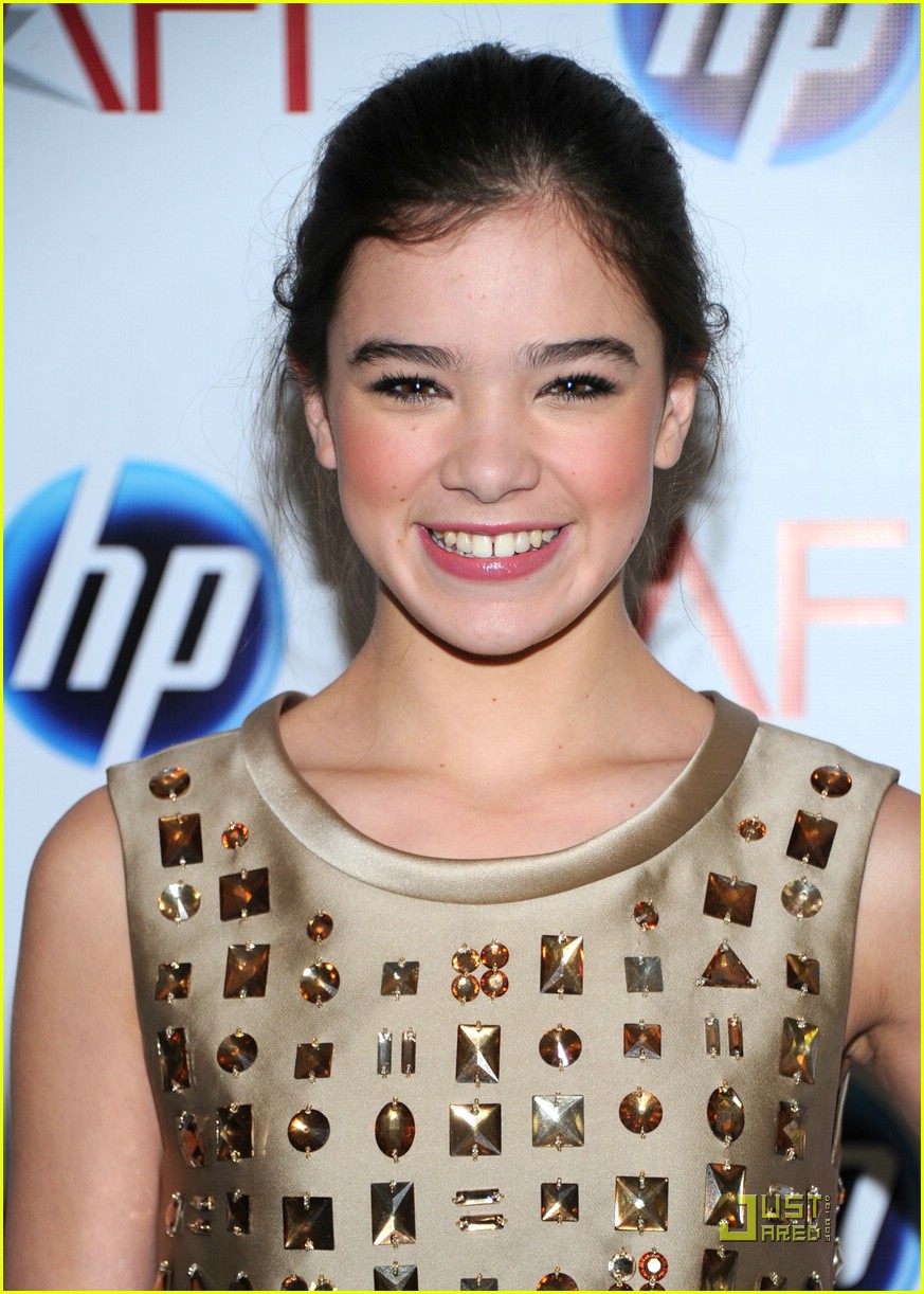 Hailee Steinfeld Wins Critic's Choice Award!