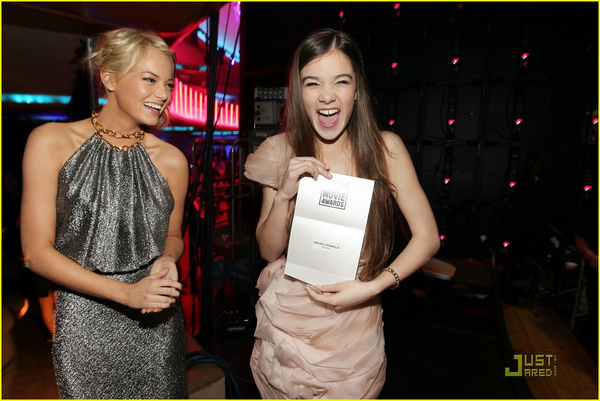 Hailee Steinfeld Wins Critic's Choice Award!