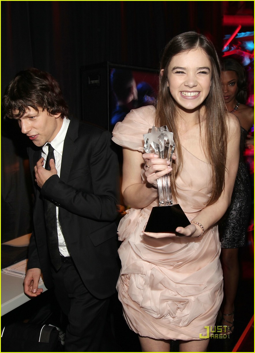 Hailee Steinfeld Wins Critic's Choice Award!