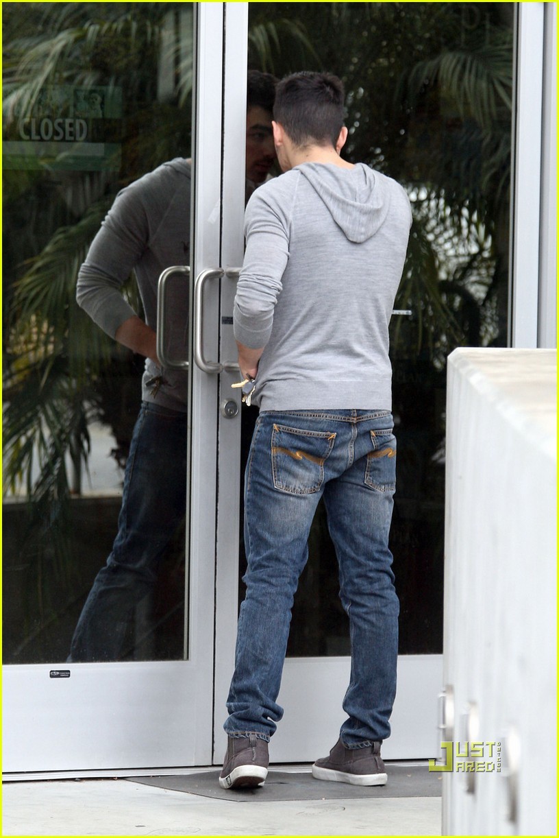 Joe Jonas: Winston Goes to the Vet!