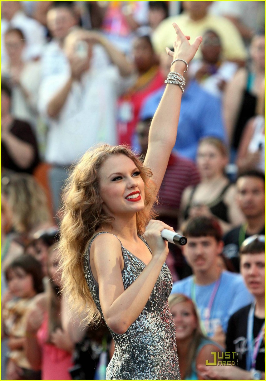 Taylor Swift: Allure of the Seas Concert Pics!