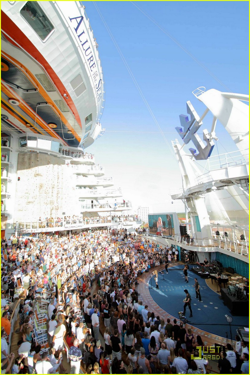 Taylor Swift: Allure of the Seas Concert Pics!