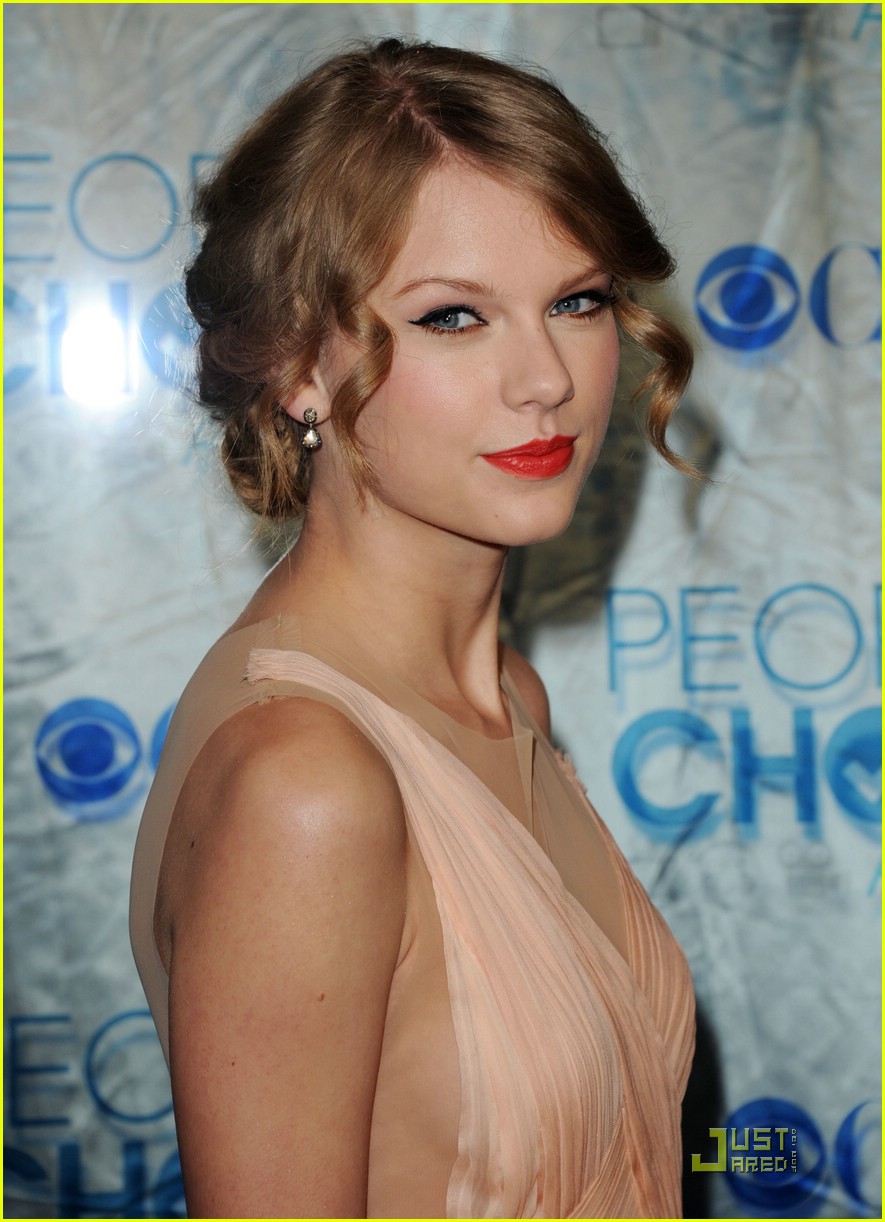 Taylor Swift WINS Favorite Country Artist!