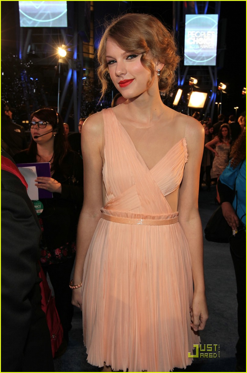 Taylor Swift WINS Favorite Country Artist!