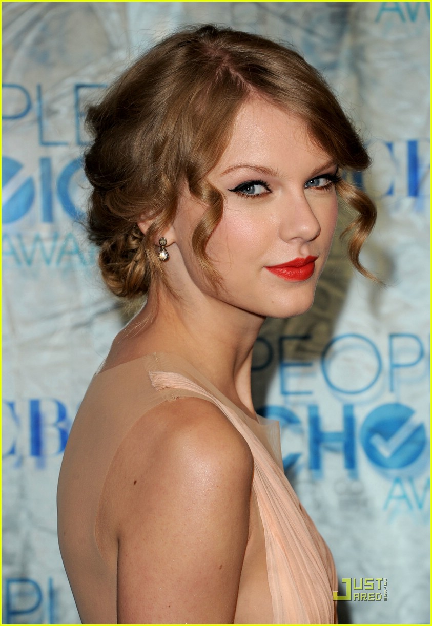 Taylor Swift WINS Favorite Country Artist!