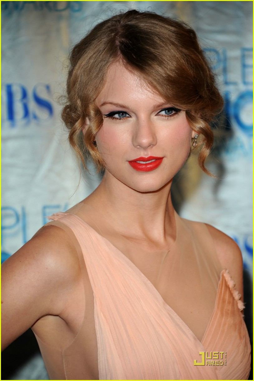 Taylor Swift WINS Favorite Country Artist!