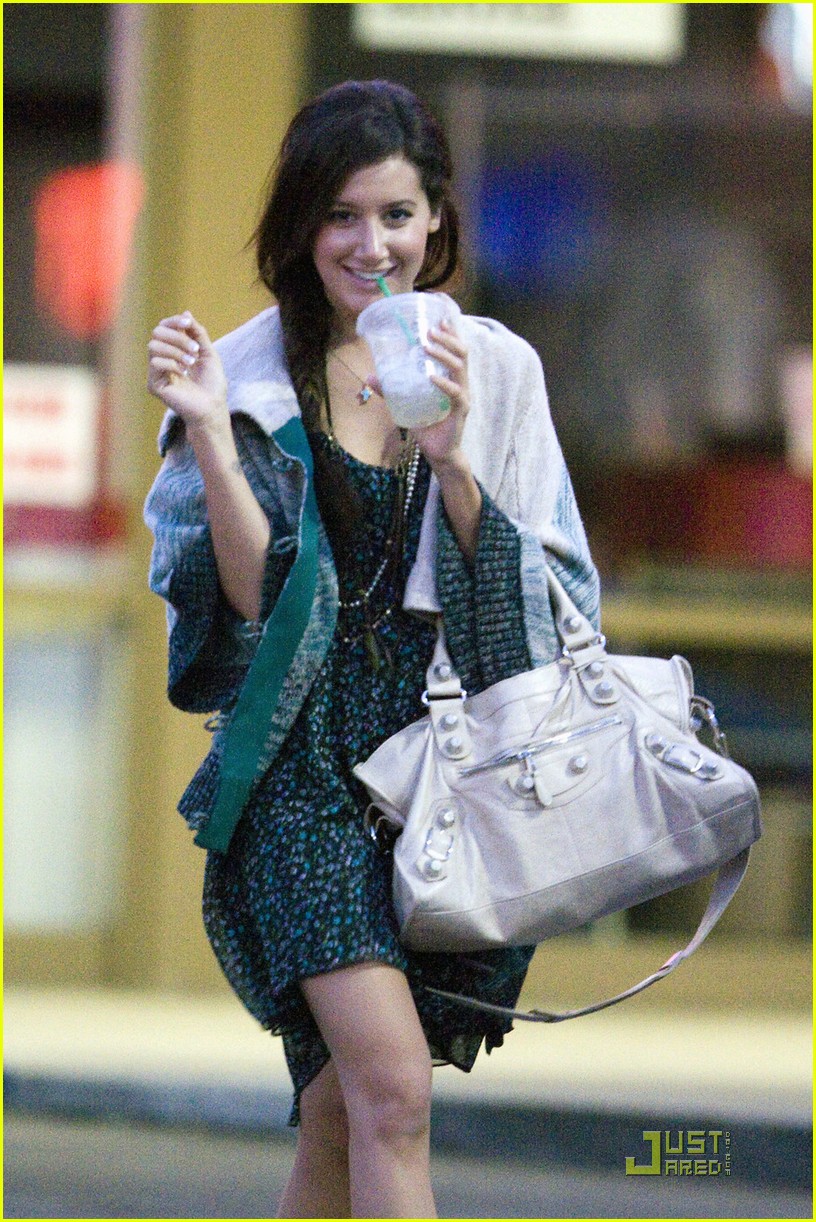 Ashley Tisdale: Pedicure Perfect!