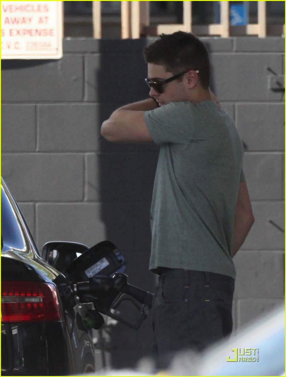 Zac Efron Gases Up