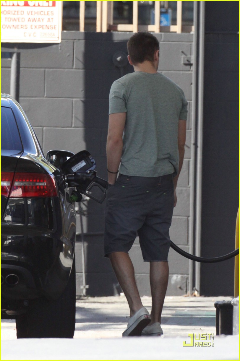 Zac Efron Gases Up