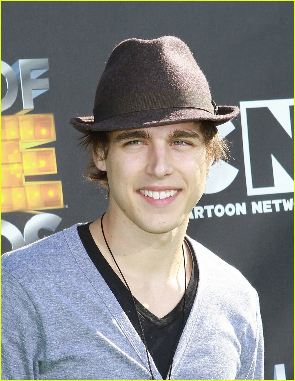 Booboo Stewart & Cody Linley are Hall of Gamers
