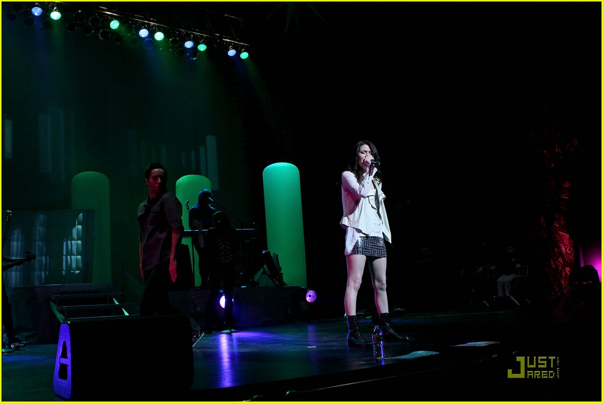 Miranda Cosgrove: Meet Me at Borders TODAY!