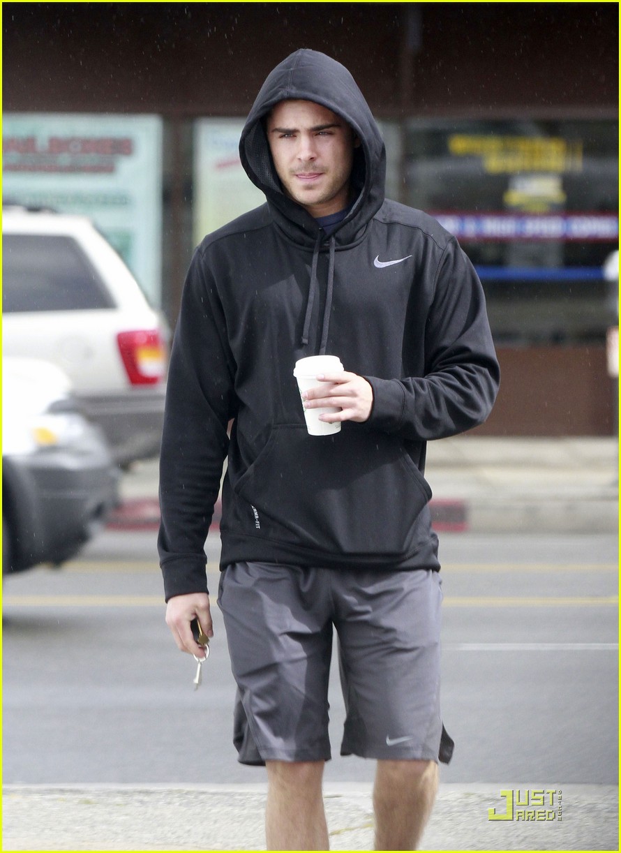 Zac Efron: Sweaty Gym Guy!