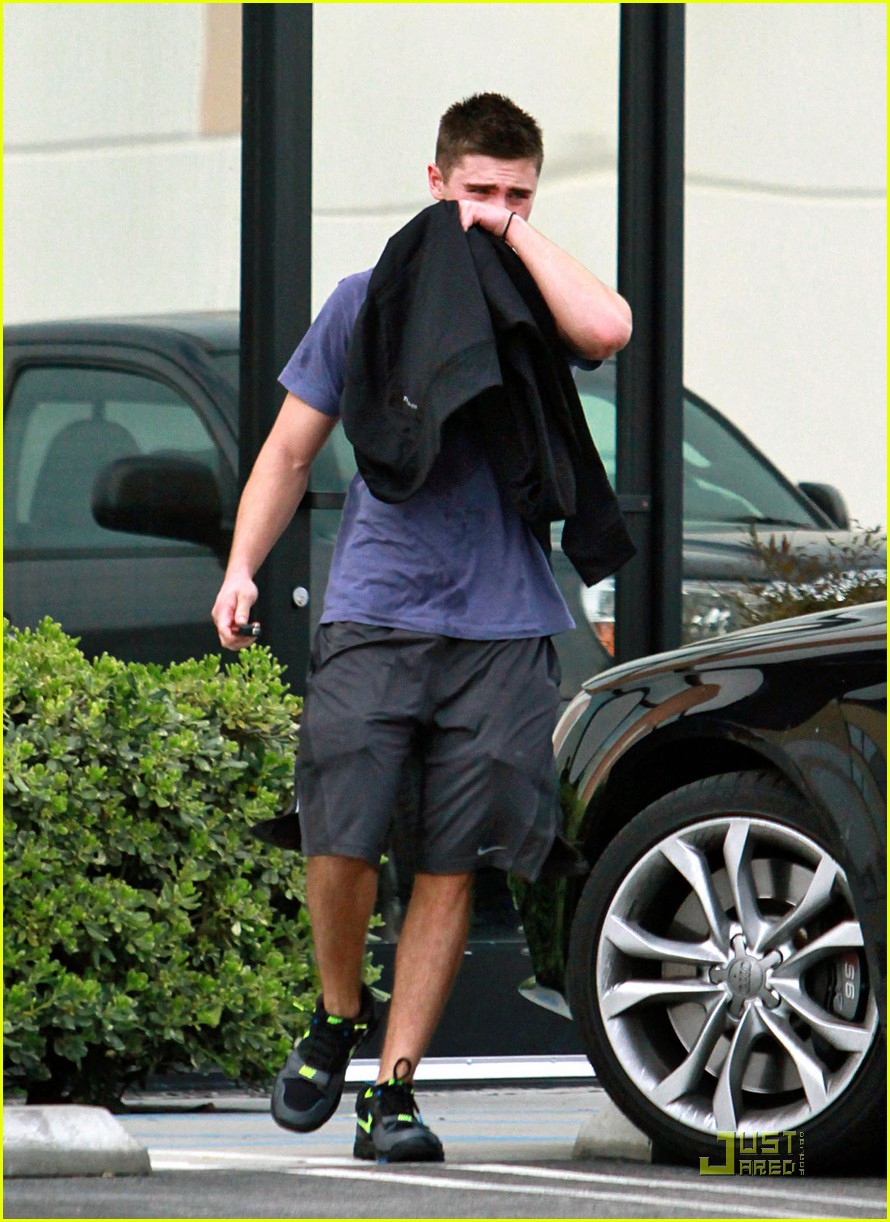 Zac Efron: Sweaty Gym Guy!