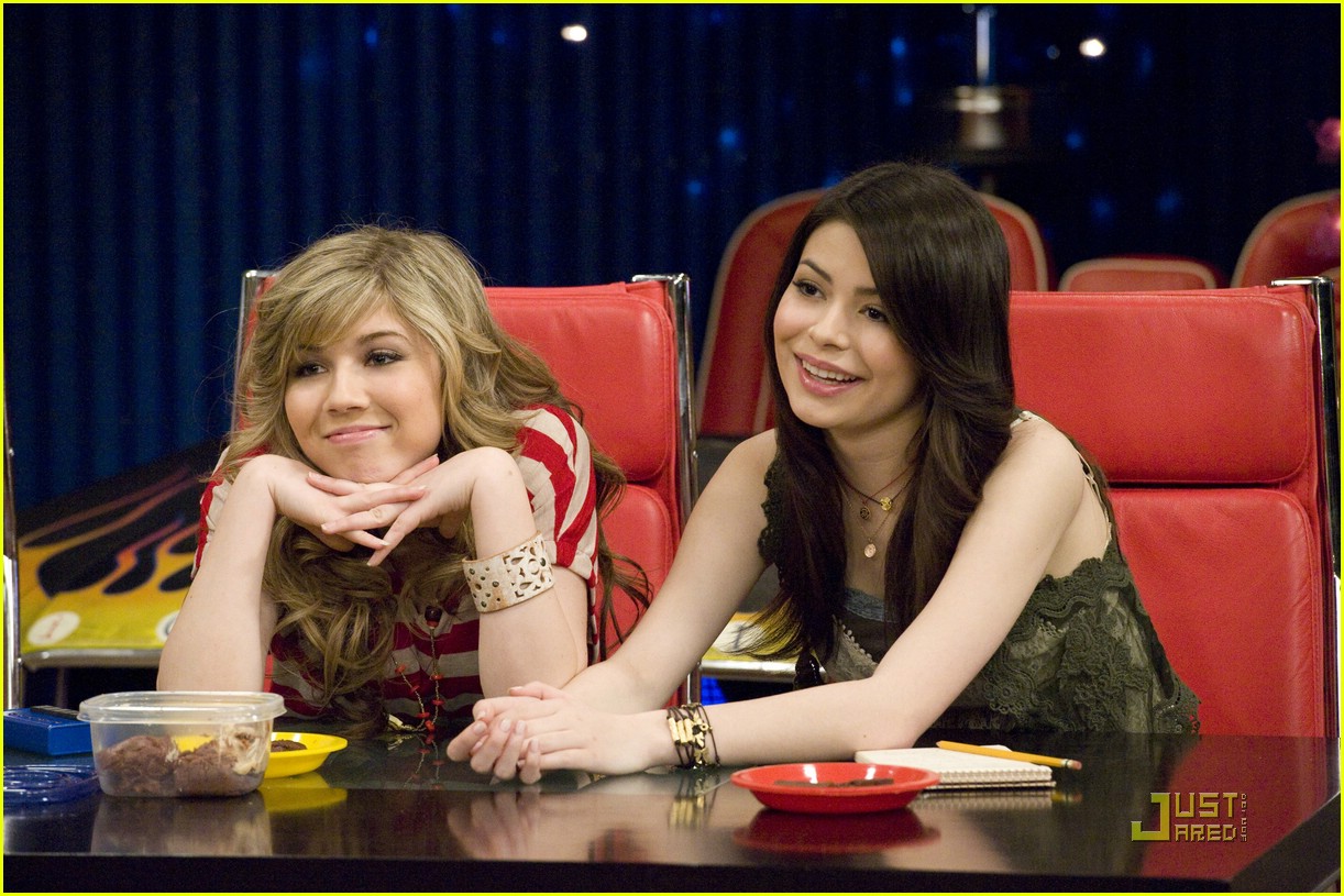 Miranda Cosgrove & Jennette McCurdy Fall For an Idiot