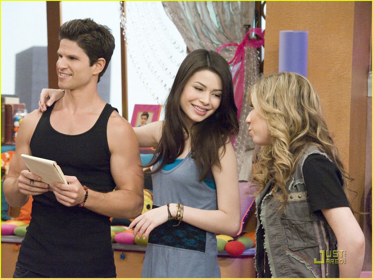 Miranda Cosgrove & Jennette McCurdy Fall For an Idiot