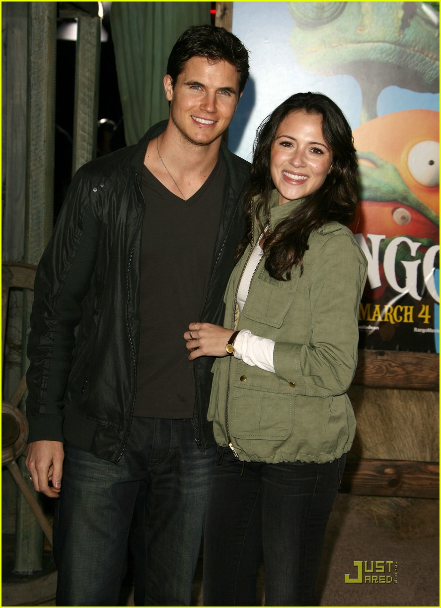 Italia Ricci & Robbie Amell: Rango Valentine's Day Date!