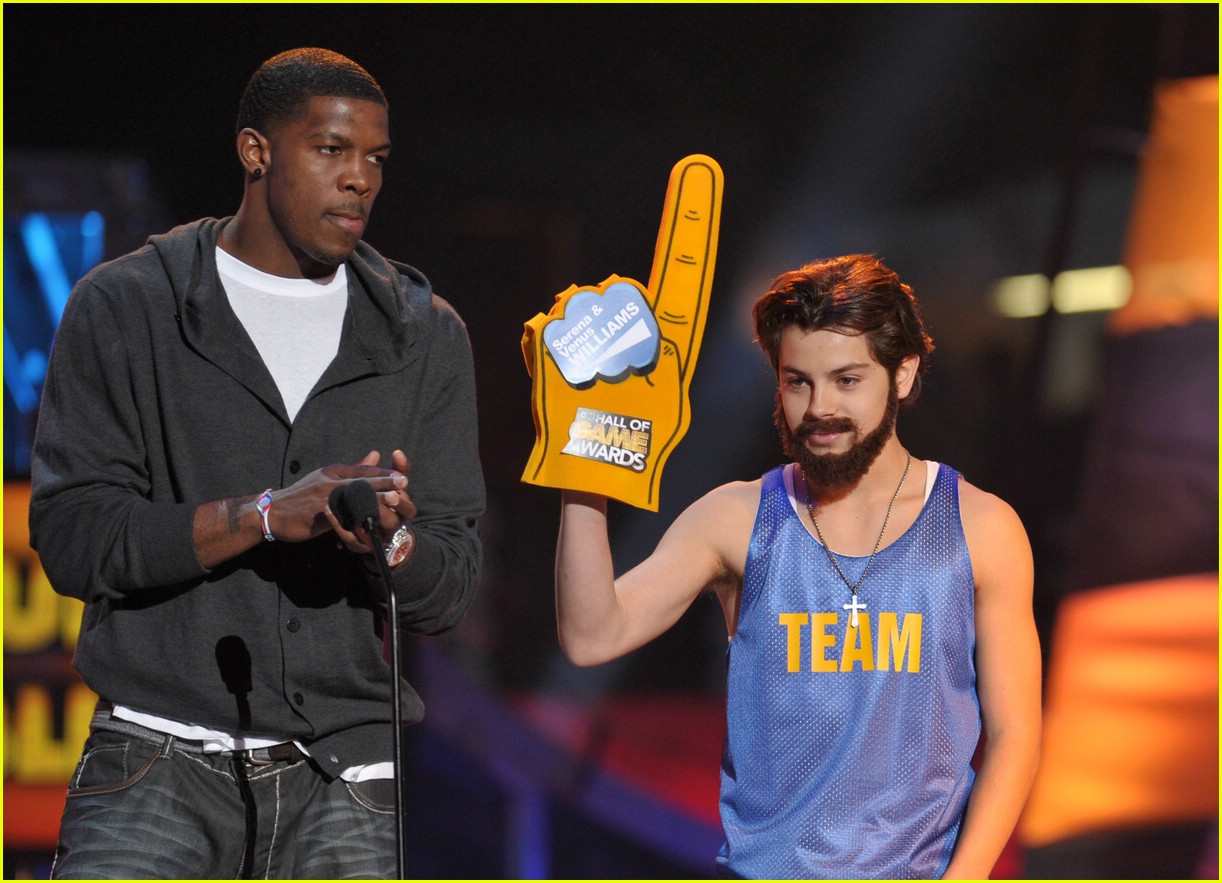 Jake T. Austin Grows A Beard!
