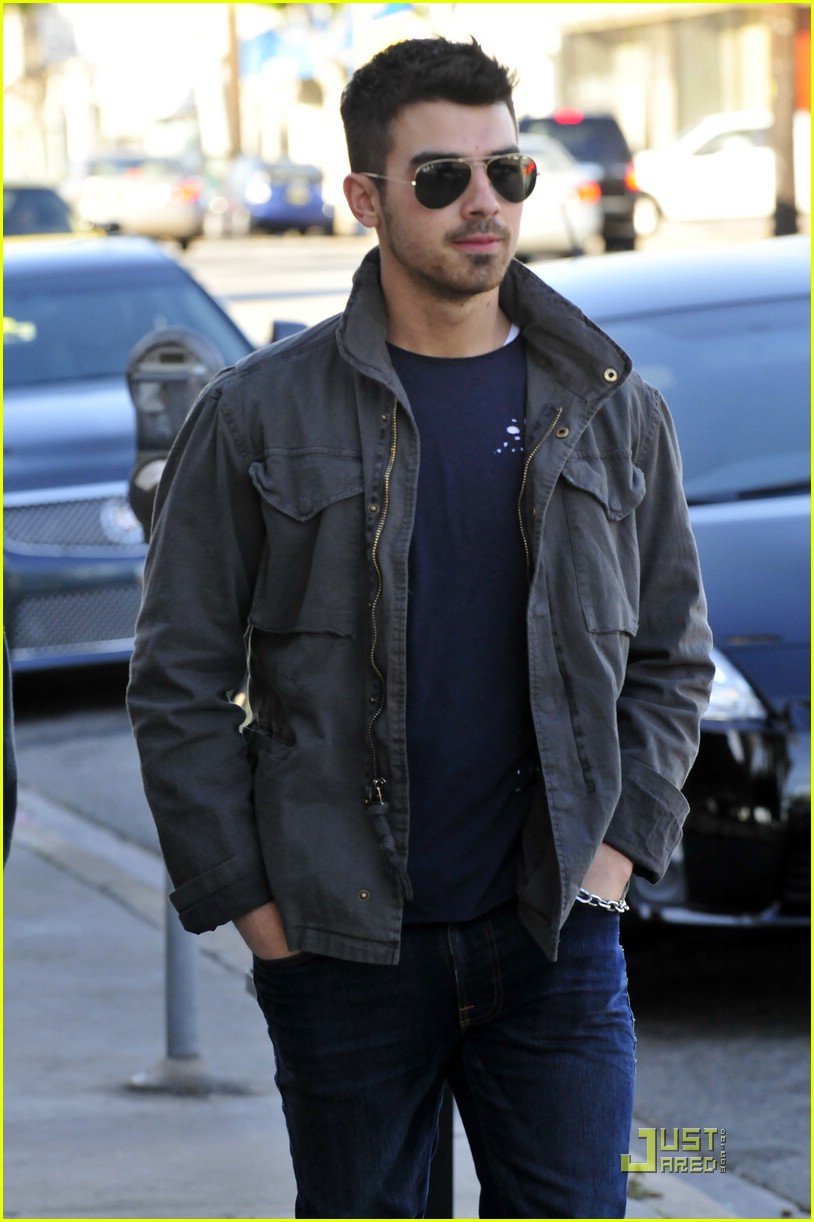 Joe Jonas Feeds The Homeless