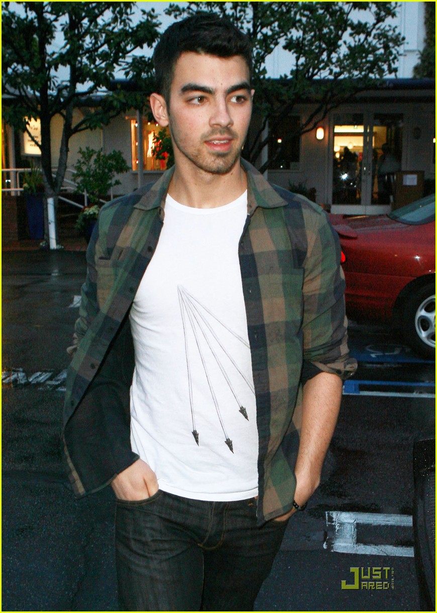 Joe Jonas: Someone Hacked My Twitter!