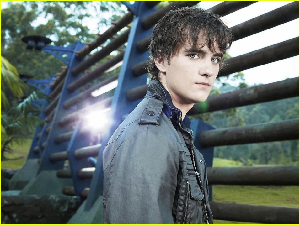 Landon Liboiron & Naomi Scott: 'Terra Nova' Super Bowl Spot!