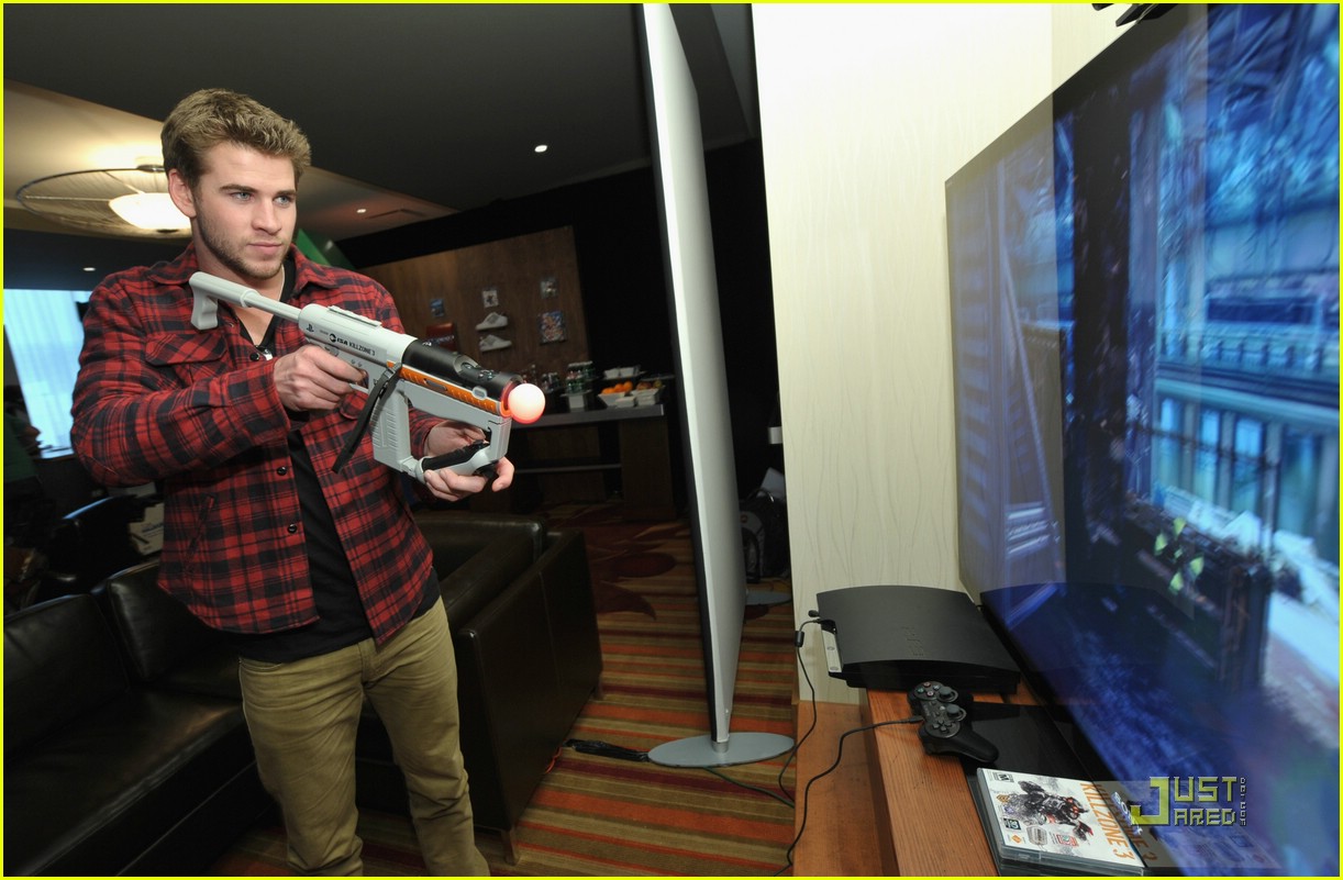 Liam Hemsworth: PlayStation Player